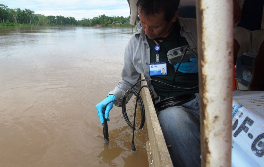 ANA realiza monitoreo de la calidad del agua del río Morona, en Loreto, afectado por derrame de petróleo.
