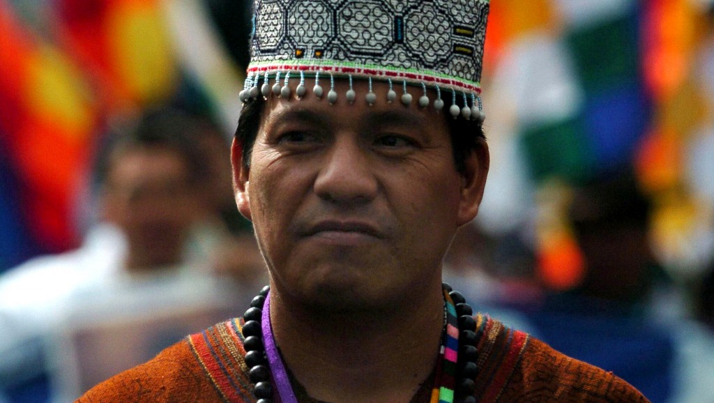 GUA12. GUATEMALA (GUATEMALA), 30/03/07.- Roberto Guimaraes, de Perú, representante indígena de uno de los 25 países de América, clausuró la III Cumbre de Pueblos y Nacionalidades Indígenas de América en Guatemala hoy, 30 de marzo de 2007. En la declaración final se hizo un llamamiento a los indígenas americanos a la unidad, la lucha conjunta, la preservación de sus culturas y tradiciones. EFE/Ulises Rodríguez.