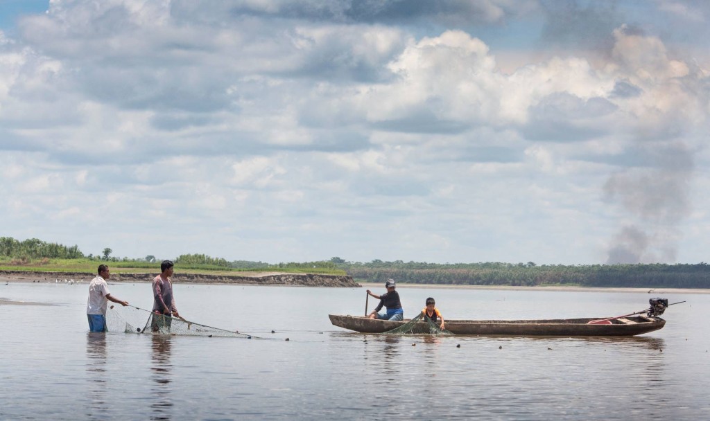 Indígenas kukamas pescan en el río Marañón, en la región de Loreto (Perú). JUANJO FERNÁNDEZ