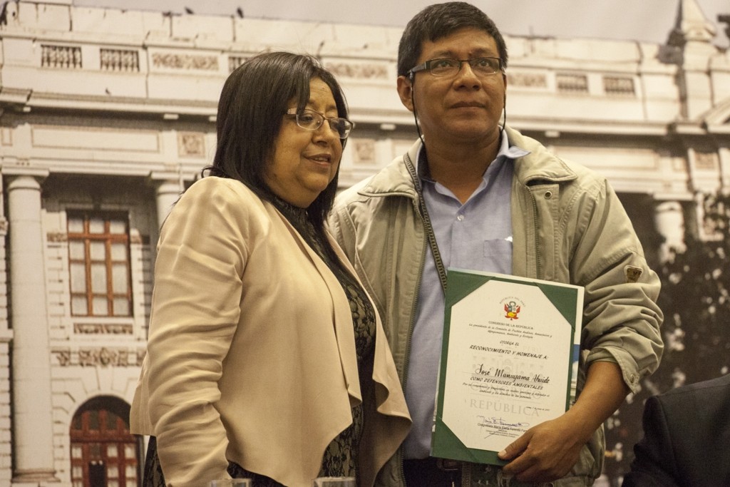 Congresista María Elena Foronda y José Manuyama, del Comité del Agua de Iquitos