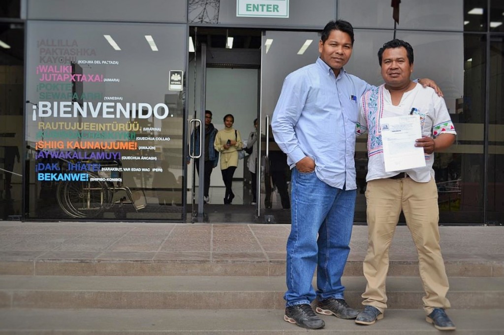 ítalo García, comunicador shipibo, y Ronald Suárez, presidente del Coshikox, en gestiones en Lima. Foto: Servindi