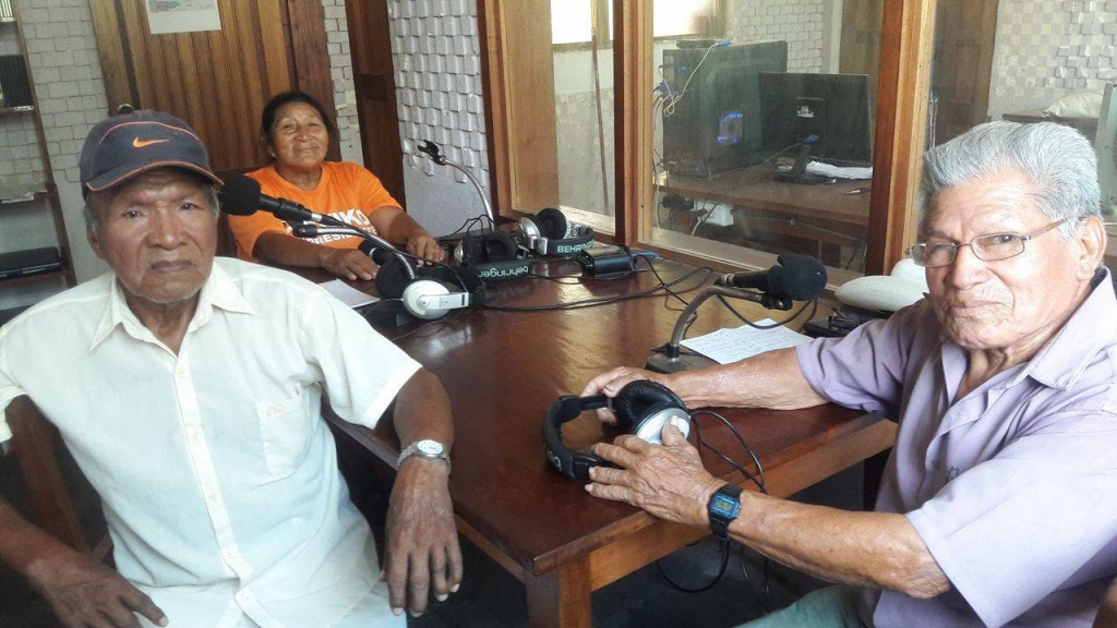 Bonangué es uno de los integrantes del equipo radial 'Voces del Saber', programa conducido por los adultos mayores del distrito de Sepahua. Ahí, junto a Teodoro Murrieta (mestizo) y Josefa Ramírez (yaminahua). Foto: Radio Sepahua