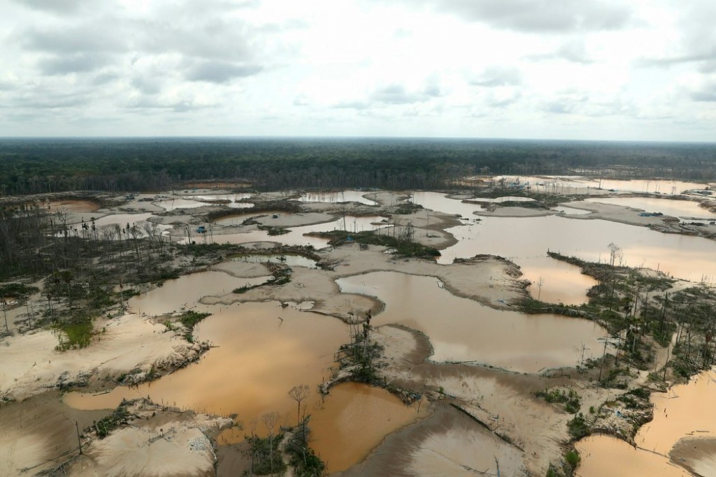 La minería ilegal de oro ha devastado la selva en Perú. Credit Guadalupe Pardo/Reuters vía Associated Press