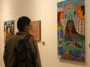 Entre el público de la exposición se pudo ver a muchos jóvenes interesados en el arte shipibo. Foto: Beatriz García