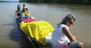 Raimunda y Arizete, durante una de tantas travesías por los ríos de la Amazonía. Foto: Cedida