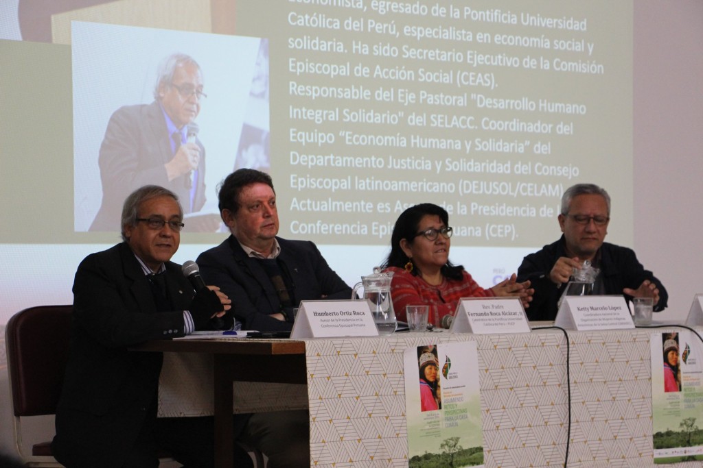 Primera mesa de panelistas compuesta por, de izquierda a derecha, Humberto Ortiz, Fernando Roja, Ketty Marcelo e Ismael Vega. Foto: Comunicando Esperanza