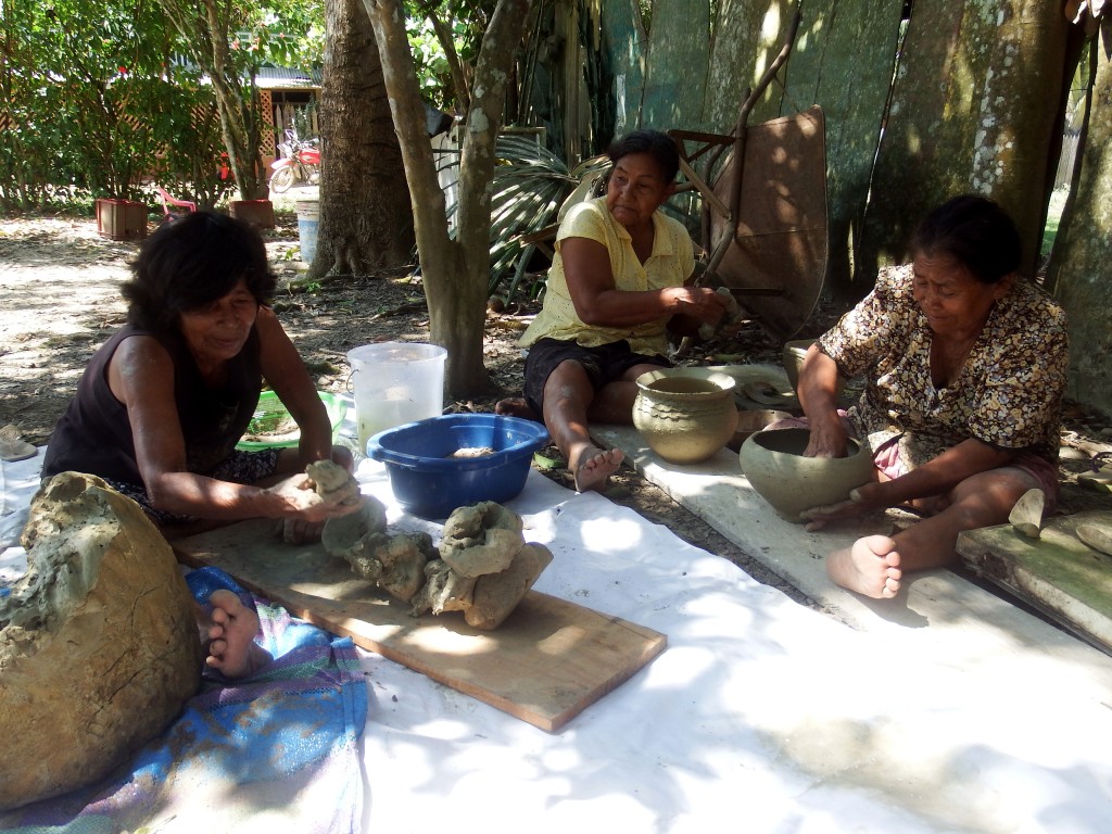 En la Amazonía, las matriarcas de las familias continúan luchando por conservar la cultura propia enseñando a sus nietas tradiciones como la elaboración de la artesanía, los cantos, los tejidos, etc. Foto: Leyre Hualde