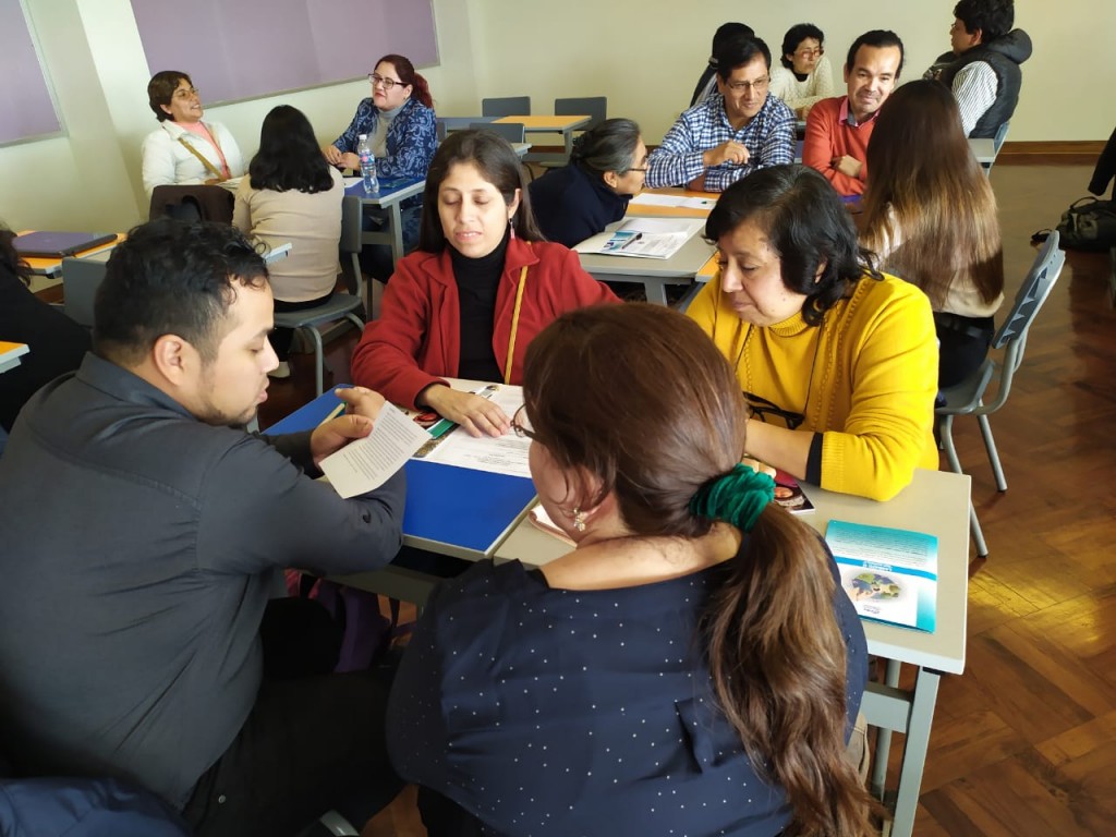 Algunos participantes, durante los talleres de la tarde. Foto: César González