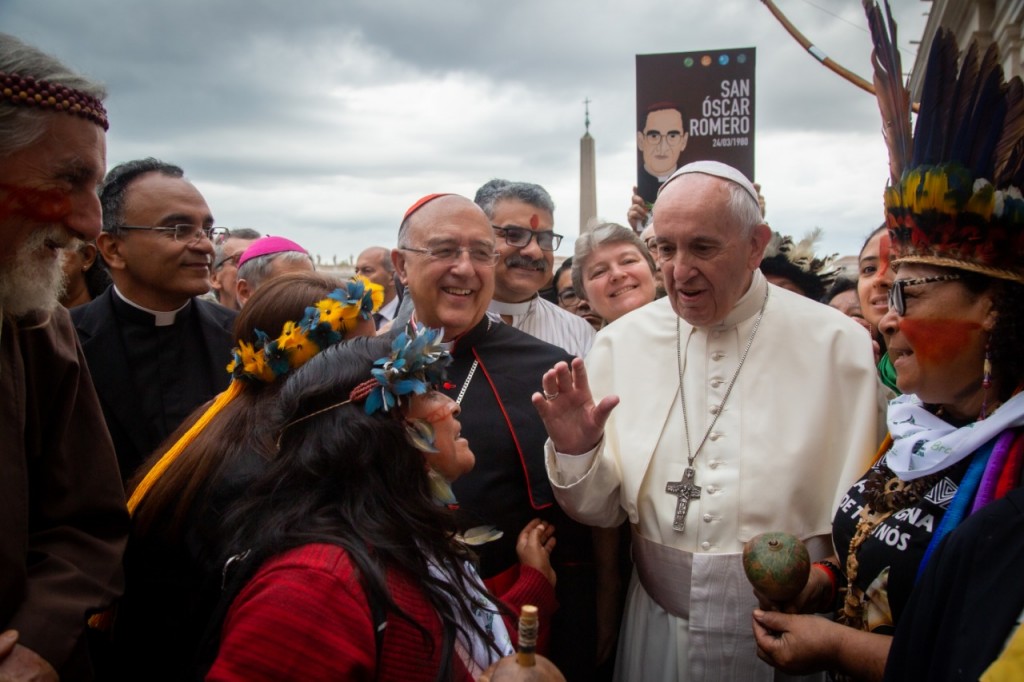 Monseñor Pedro Barreto, junto al Papa Francisco durante todo el recorrido. Foto: Cedida