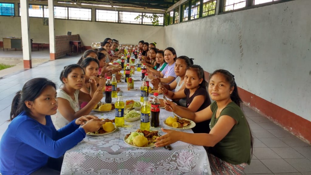 Grupo de jóvenes indígenas que, actualmente, vive junto a las misioneras dominicas en el internado de Sepahua (Ucayali). Foto: Jeaneth Andino