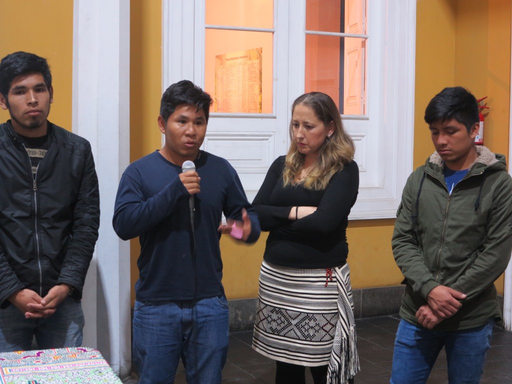 Los estudiantes Henry Godoy (yine), Eustacio Puianiña (sharanahua) y Robin Vera (asháninka) compartieron sus experiencias con el público presente. Foto: Cristina Martínez