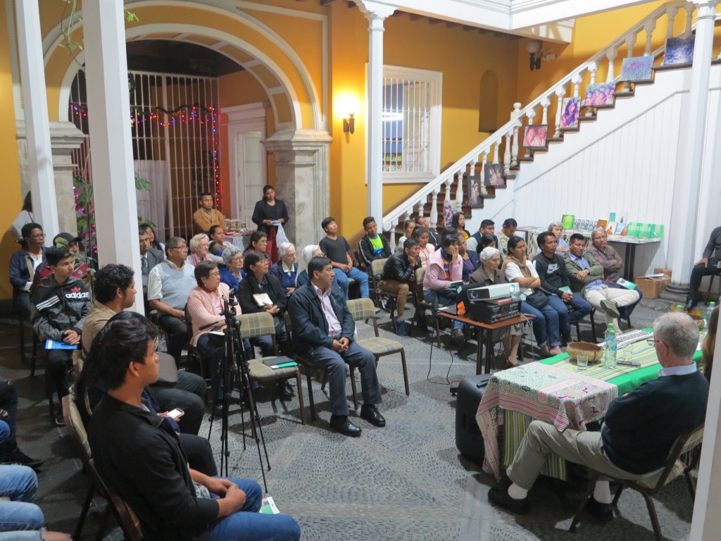 Entre los presentes, indígenas, religiosos/as y diferentes perfiles profesionales interesados por la iglesia, la Amazonía y sus pueblos. Foto: Cristina Martínez