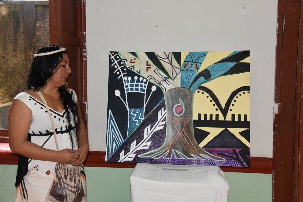Yésica Patiachi muestra su pintura ante el público que se hizo presente. Foto: GOREMAD
