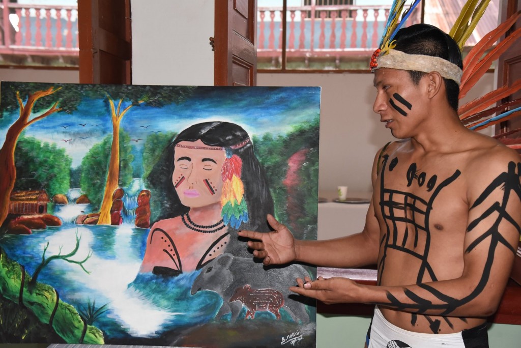 El joven Roberto Nayori, de Puerto Luz, durante la explicación de su obra. Foto: GOREMAD