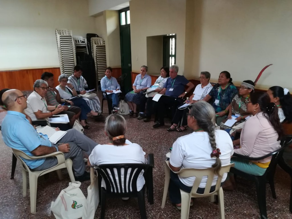 En la tarde se realizó trabajo en grupos por vicariatos. En la imagen, representantes llegados desde los diferentes puntos del vicariato de Puerto Maldonado. Foto: BGB - CAAAP