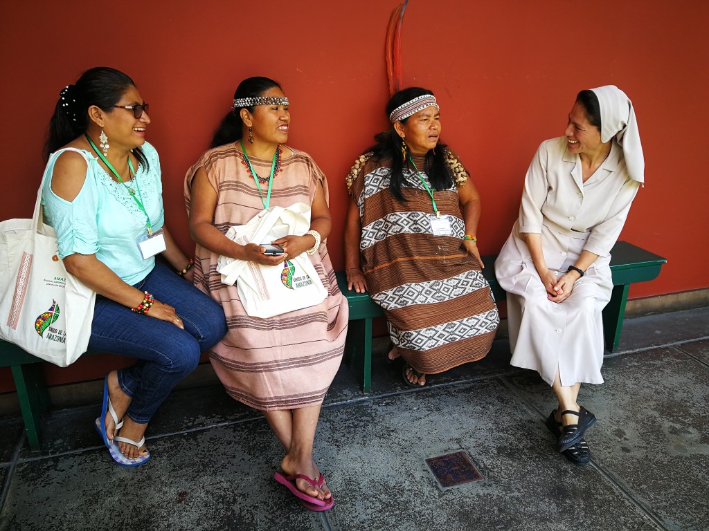 Rita, segunda por la derecha, conversando junto a Leyla Durand (Ese Eja), Ubaldina Korinti (Matsigenka del Alto Urubamba) y una religiosa interesada por sus pueblos. Foto: Beatriz García Blasco