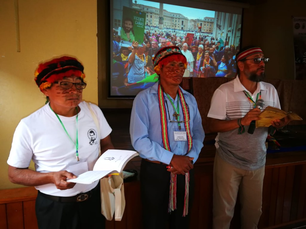 Puanch Mukuin, Roman Saaan y Diego Clavijo contando sobre la experiencia de diaconado en el pueblo achuar. Foto: BGB