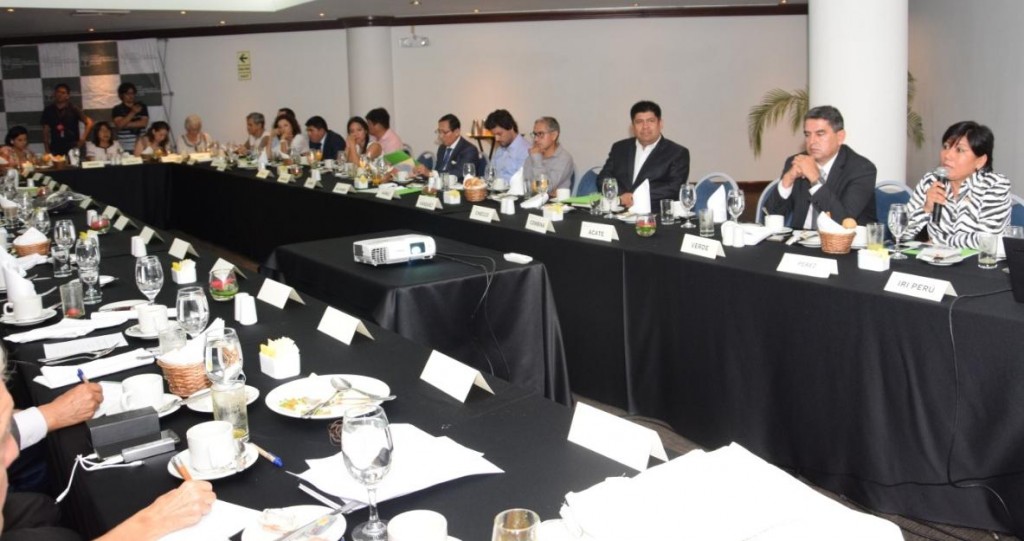 El encuentro se propició en el marco de un desayuno de trabajo en Lima. Foto: IRI