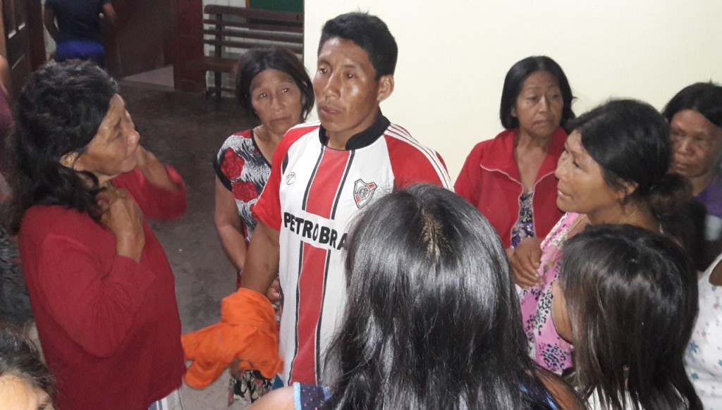 Adultos nahuas, en el centro de salud de Sepahua, tras una emergencia en noviembre de 2016. Foto: BGB