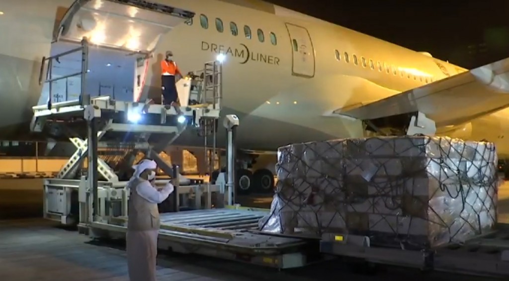 Momento en que la carga estaba siendo ingresada en la aeronave con destino a Perú. Foto: Vatican News