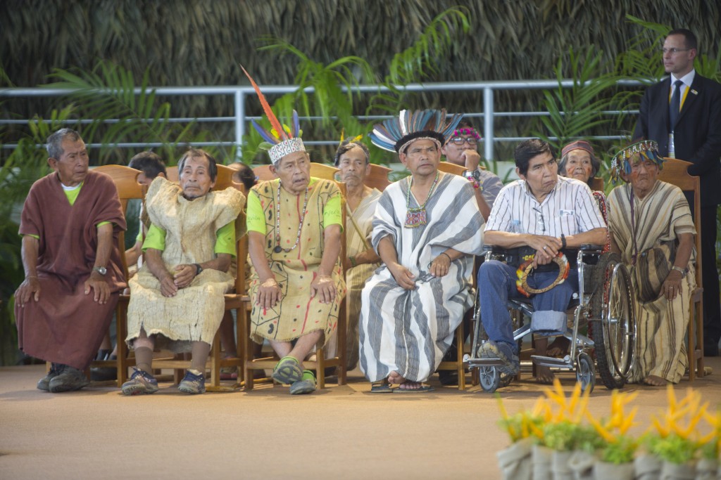 Tijé, situado en el centro de la imagen, fue uno de los ancianos indígenas que participó en el encuentro con el Papa Francisco. Foto: Vicariato de Puerto Maldonado