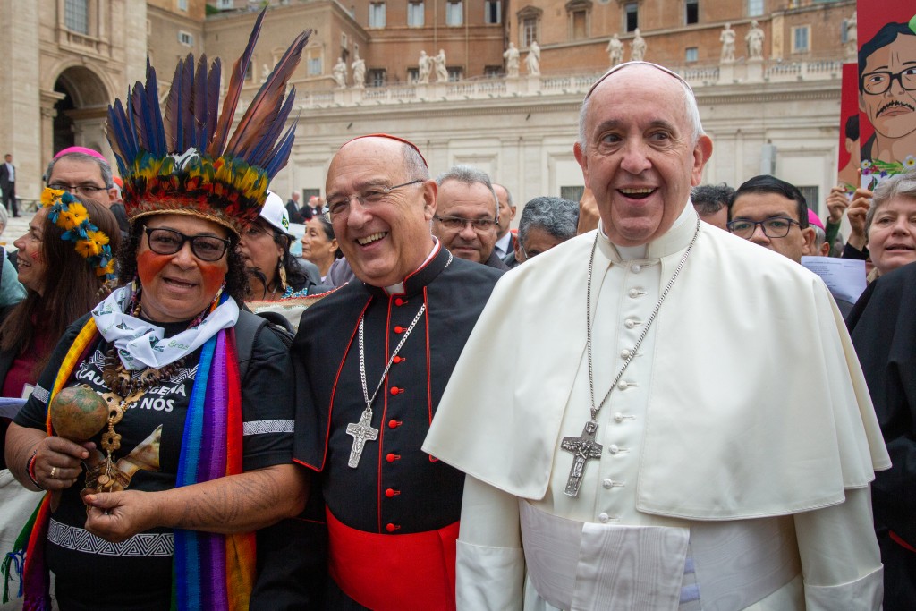 Cardenal Barreto, junto al Papa Francisco y una representante indígena de Brasil durante el Sínodo de la Amazonía. Foto: Guhilerme Cavalli. 