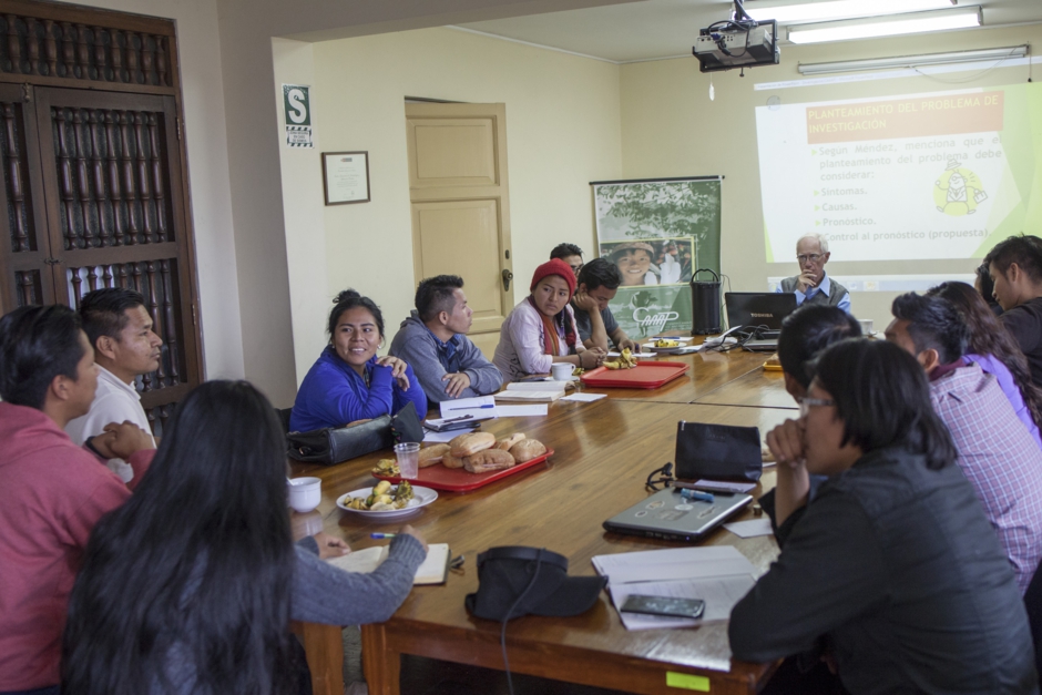 Estudiantes shipibos de la universidad Cayetano fortalecen sus capacidades en investigación