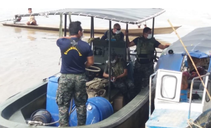 Río Napo: reportan incidente entre comuneros y miembros de la Marina de Guerra que desconocen el control del río ejercido por la población local