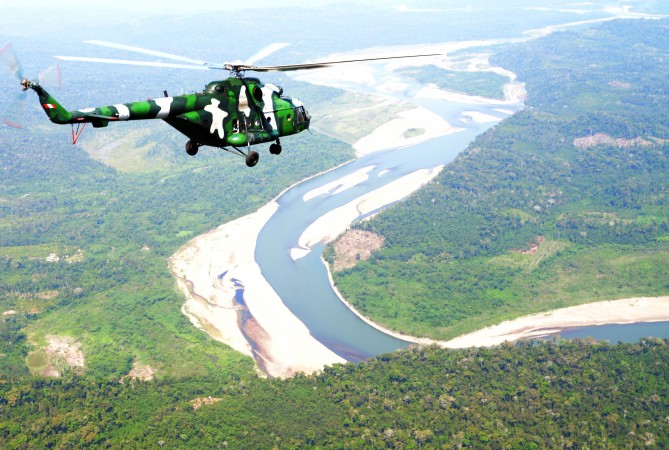 Helicóptero y tripulación retenida en comunidad afectada por derrame de petroleo fueron liberados | VIDEO