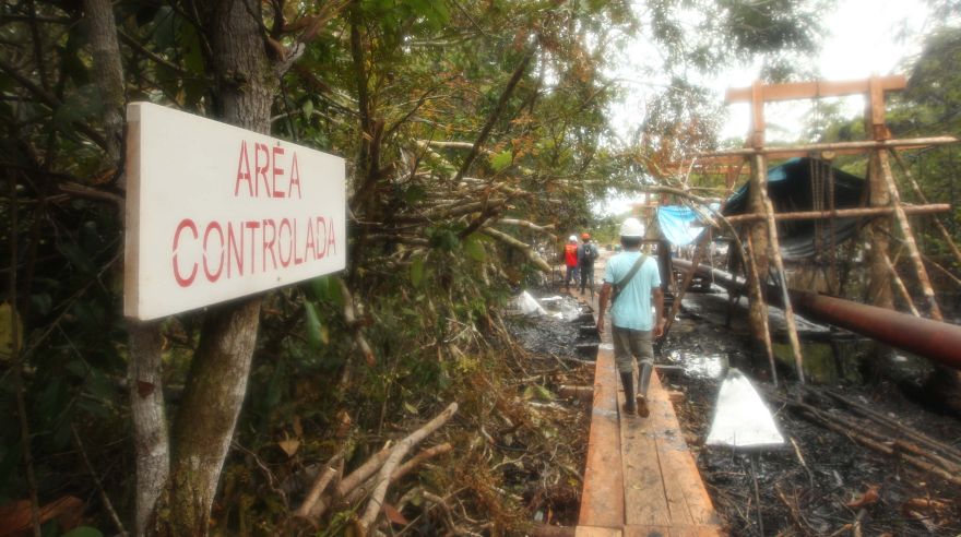 Loreto: pobladores limpian la zona del derrame de petróleo