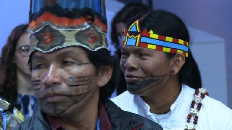 Pueblos indígenas tratan de hacerse oír en París [VIDEO]