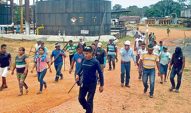 Llegan más indígenas a Andoas y ayer paralizaron otras 2 baterías petroleras