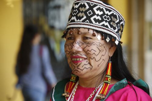 Día de la Mujer: la shipiba que les cantó con el corazón a los reyes de España