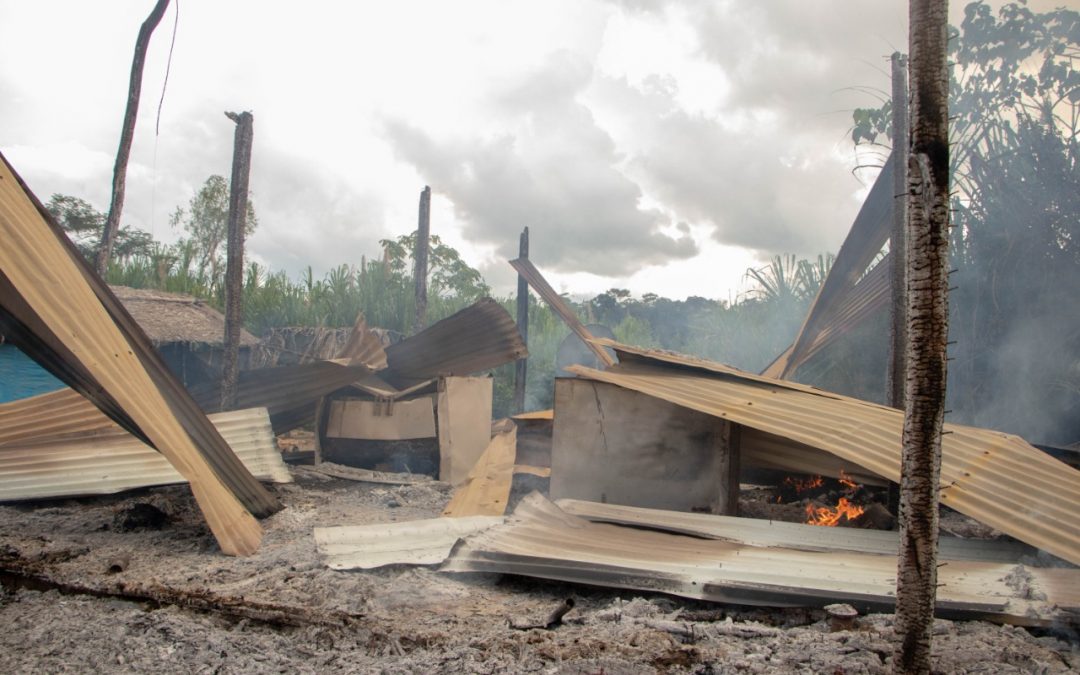 Madre de Dios: Comunidad reclama por incendio de viviendas y vehículos en operativo contra la minería ilegal