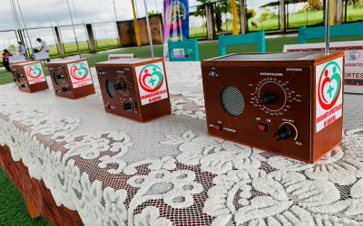 Por el derecho a la educación: Iglesia de Iquitos fabrica y entrega 1200 radios ecológicas