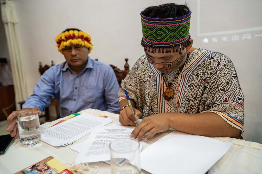 Líderes firman la declaración de la macroamazónica. Creditos: La Ruta de los Pueblos