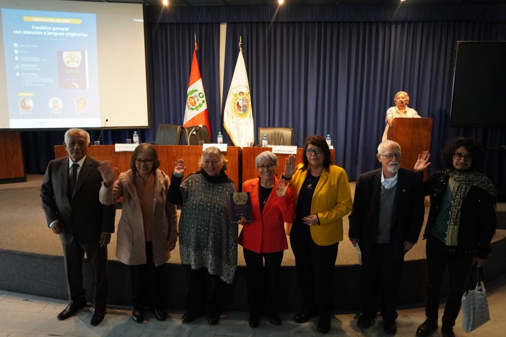 Las autoras y los organizadores del evento. Creditos: CAAAP
