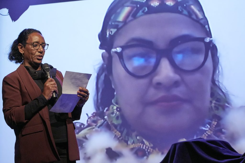 La ganadora Olivia Bisa Tirko recibe el premio de manos de la Dra. Mariam A. Wagialla, miembro del Consejo Asesor. 