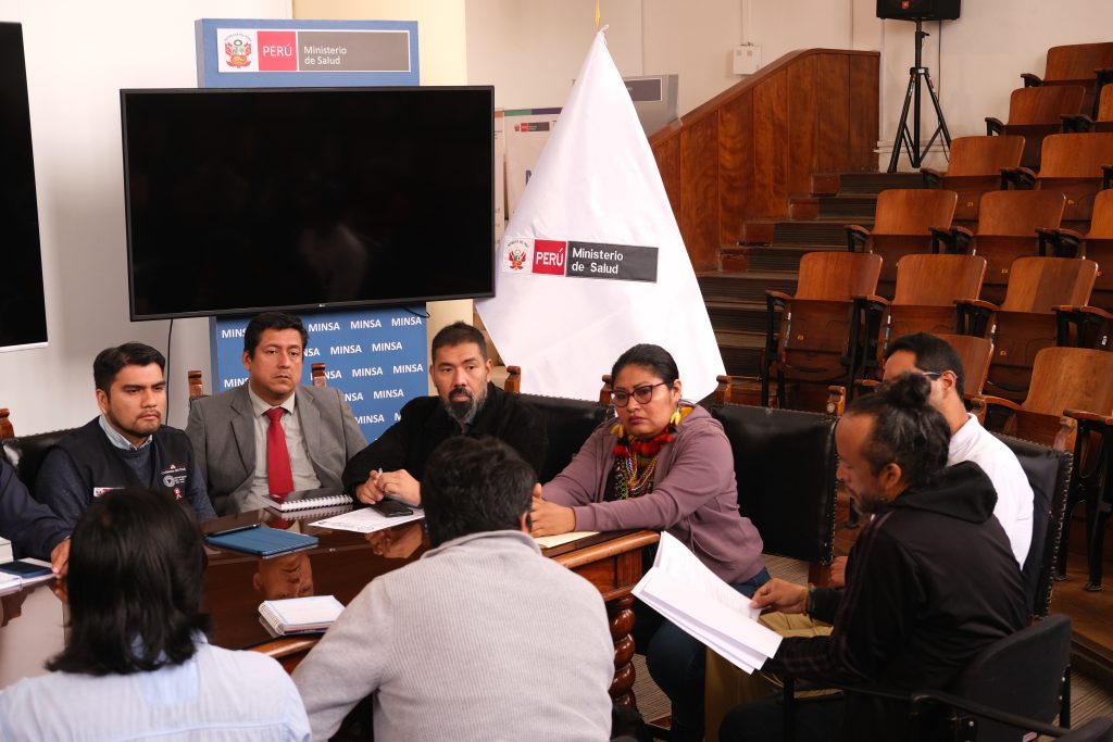 La presidenta del GTA de la Nación Chapra en reunión con el Ministerio de Salud del Perú.
