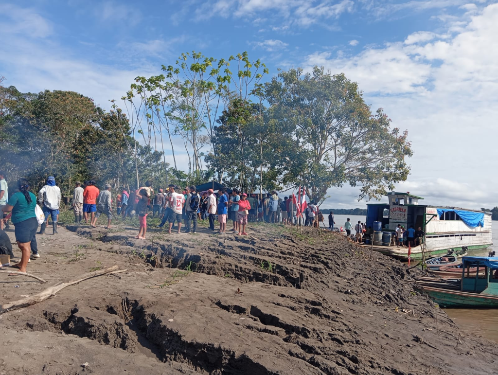 Pobladores de las 22 comunidades afectadas toman el rio Amazonas